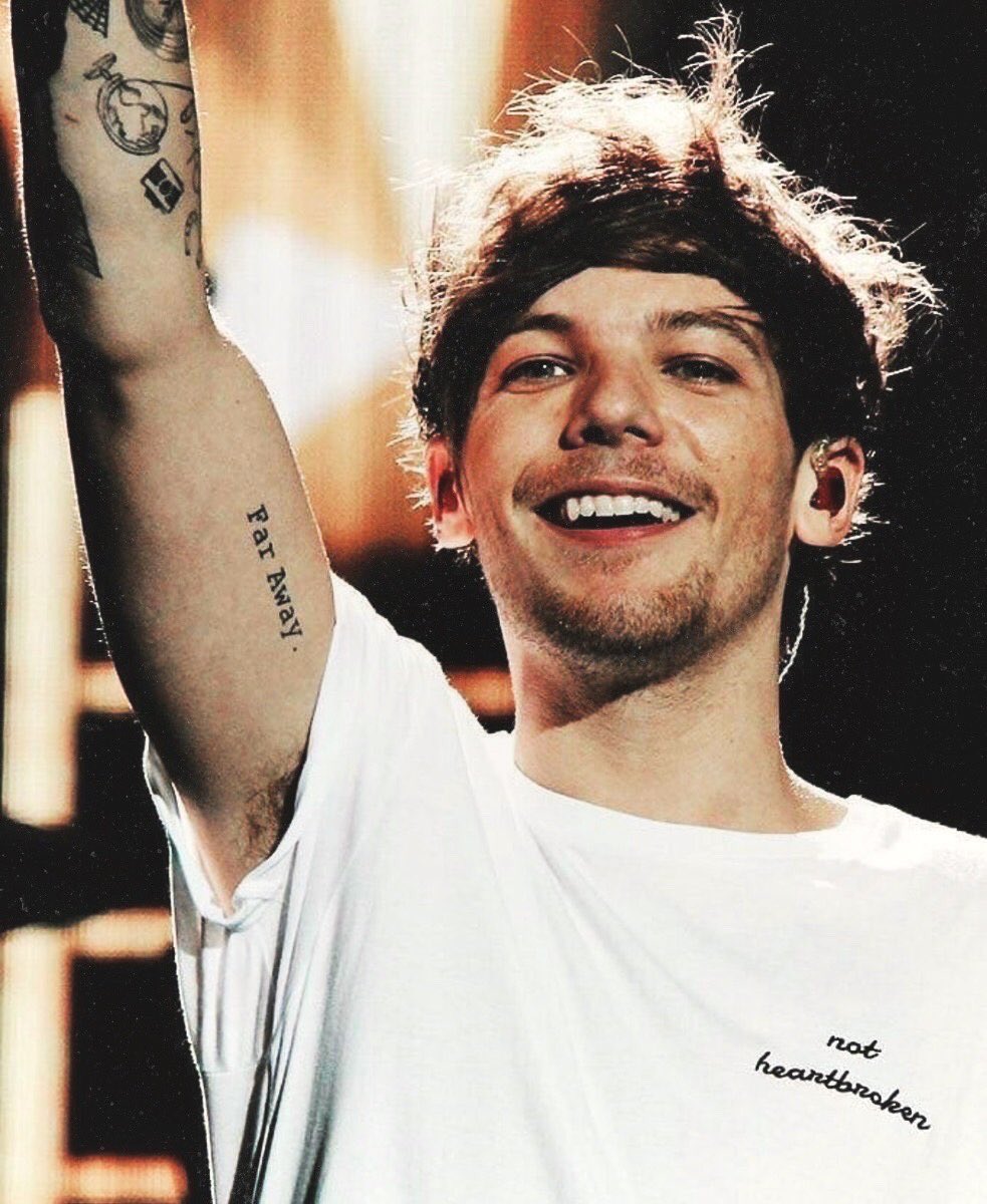 louis tomlinson wearing the “not heartbroken” shirt; a thread