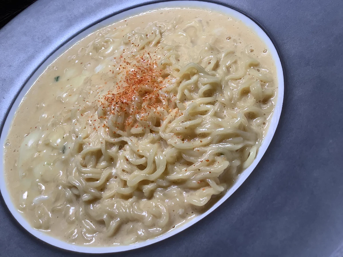 即席ラーメンがパスタに早変わり？？サッポロ一番味噌ラーメンを味噌カルボナーラにする方法がこちら
