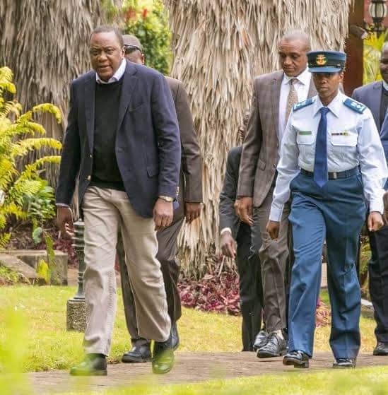 ForKisumu's tweet photo. PRESIDENT Uhuru is the most guarded individual in this country and no one can even imagine killing him.
Those telling us  that Ruto wanted to kill the President have been paid with an aim of widening the rift between the two.
#RutoWantedToKillUhuru https://t.co/VeqlLKJcwn