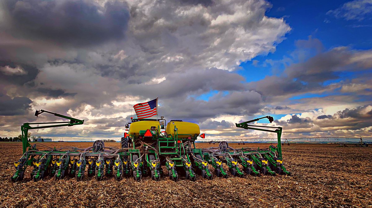 Qconnealy19's tweet photo. Can’t really remember a year we were done planting by Memorial Day. But I do remember why we fly these flags. To honor all those who gave the ultimate sacrifice protecting this country of ours so we can play in the dirt everyday. #thankyou #usa https://t.co/VduinkfTYf