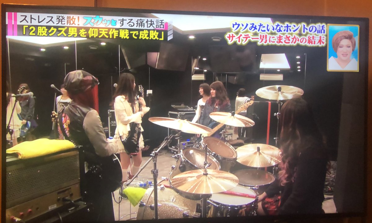 miho_dotdotdot's tweet photo. スカッとジャパン見てくれた方ありがとうございました☺️ミステリアスローズのベーシスト役でした。

作中のライブで使用されたのは昔作ったRewrite the Curseという曲の替え歌です😘色々懐かしかった…

#スカッとジャパン #魂に惚れたんだ #ミステリアスローズ https://t.co/yGnGbXHKHf