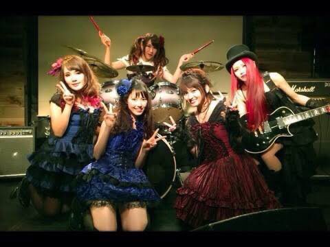 miho_dotdotdot's tweet photo. スカッとジャパン見てくれた方ありがとうございました☺️ミステリアスローズのベーシスト役でした。

作中のライブで使用されたのは昔作ったRewrite the Curseという曲の替え歌です😘色々懐かしかった…

#スカッとジャパン #魂に惚れたんだ #ミステリアスローズ https://t.co/yGnGbXHKHf