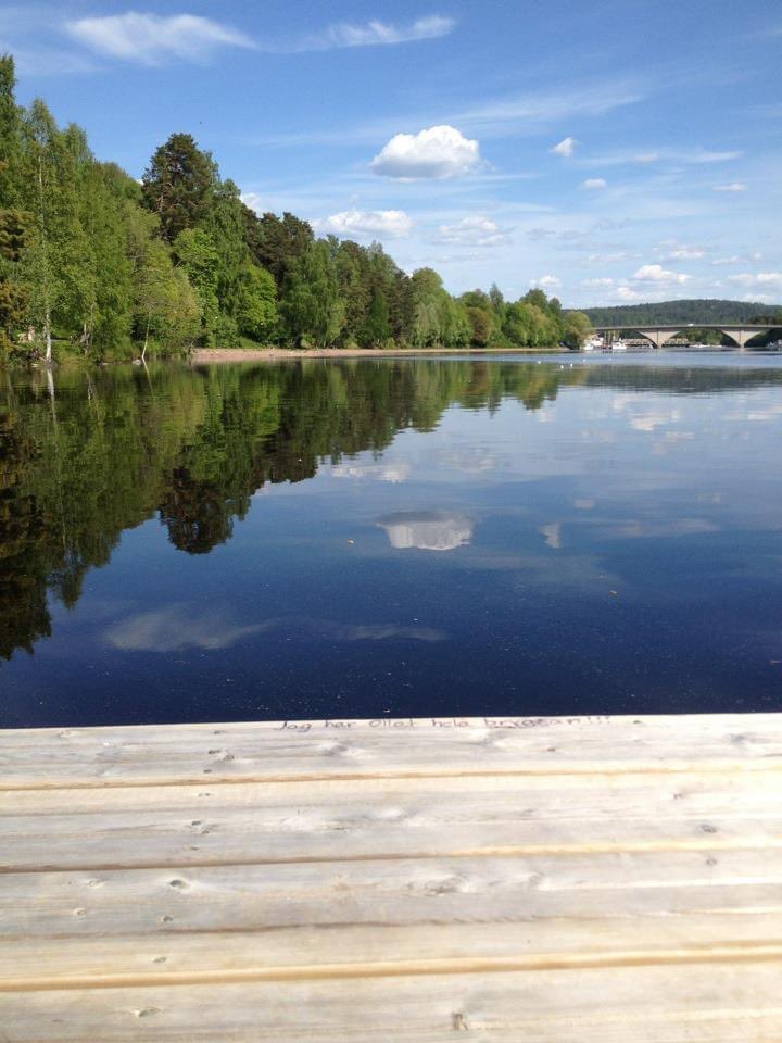 katarinalinnh's tweet photo. Mamma trodde att hon la ut en fin och fridfull bild på Facebook för åtta år sedan men idag när det kom upp som minne så såg hon texten på bryggan🤠🤠✌🏼 https://t.co/yIA5dFr3oA
