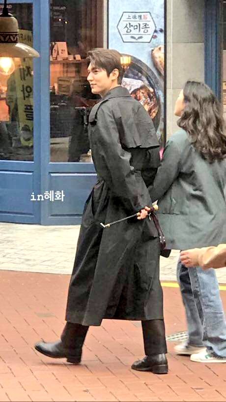 donnagarcia0415's tweet photo. Is it true?? One fan saw it that after they finished filming they were still holding hands ?? Haha .. oooh my 💕

#LeeMinHo #KimGoEun https://t.co/LyjEZs4Kyd