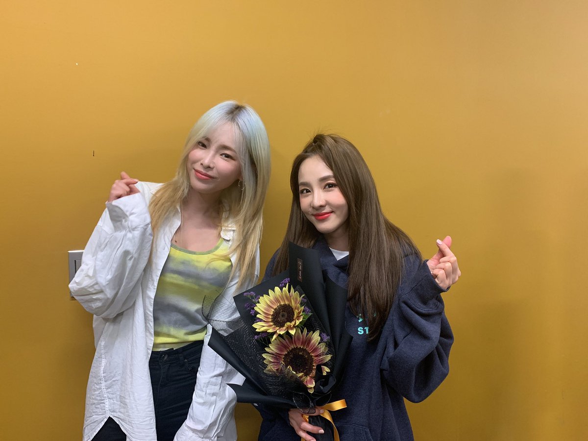 krungy21's tweet photo. 예전의 나만큼이나 낯가리는 헤이즈인데~ 공연도 보러 와주구~ 정성스런 손편지까지😆💘🙏🏻 나 꿈처럼 부르다가 결혼전날 왜 파토냈는지 얘기할때 엄청 울었다며 흑흑.. 공연도 재밌게 봐주구 영감도 많이 받구 가서 너무 좋아~ 헤이즈 너무 귀여워 너무 사랑스러워😍🤣🤣🤣 https://t.co/NiPKQqgNNu