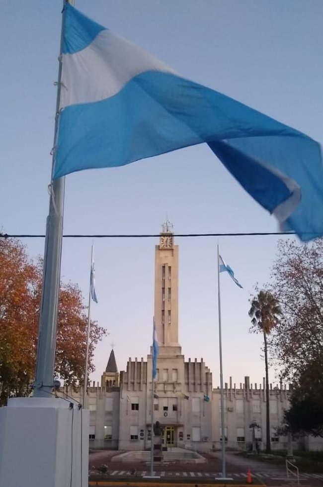 lasdapacheco's tweet photo. FELIZ DIA DE LA PATRIA!!!
Hoy se celebra el Día de la Patria, recordando aquel 25 de Mayo de 1810.
El ayer nos dejo una enseñanza para aplicar hoy: La del convencimiento de que unidos, se  puede conseguir lo que nos propongamos.
#QUEDATEENCASA https://t.co/aJwj17QmAX