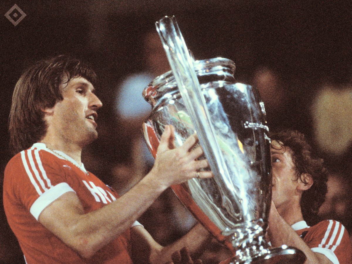 HSV's tweet photo. Heute vor 37 Jahren: Im Athener Olympiastadion erzielt Felix #Magath im Finale des Europapokals der Landesmeister in der 9. Spielminute das entscheidende Tor gegen @juventusfc 1⃣:0⃣ 

Dadurch gewinnen wir zum ersten und bislang einzigen Mal den silbernen Henkelpott 🏆

#nurderHSV https://t.co/iIb6gveJgX
