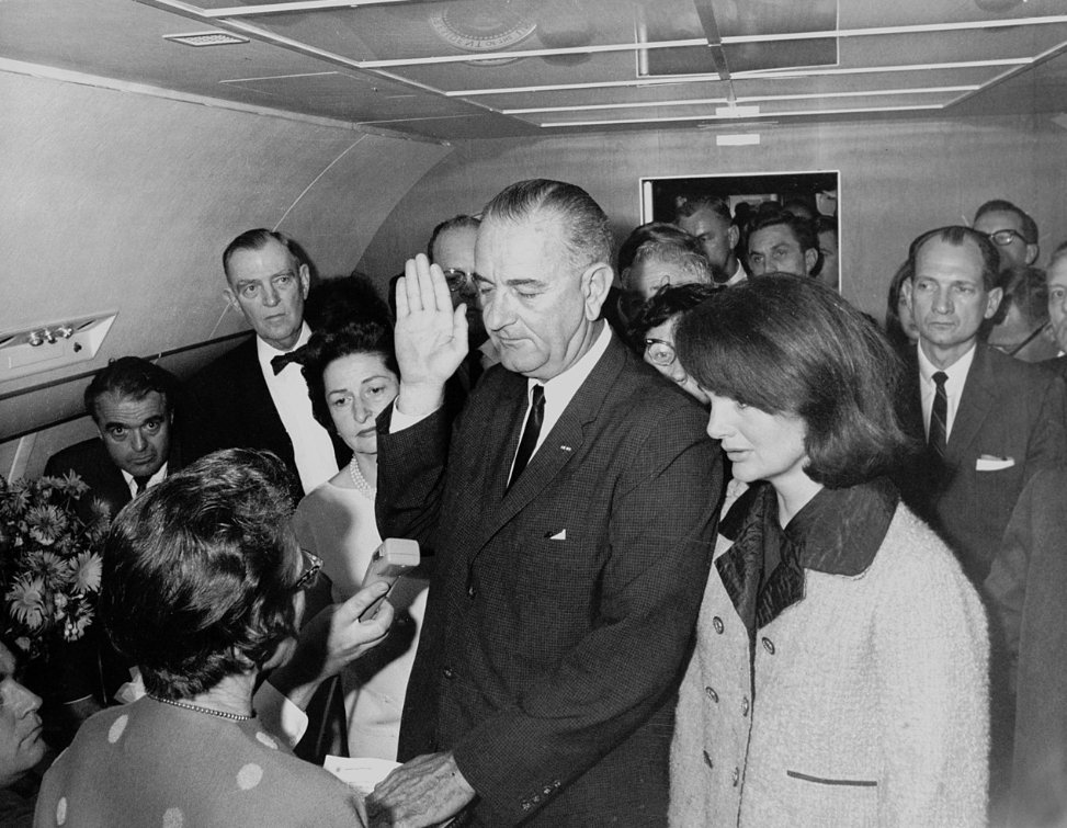 Alba_4ESO's tweet photo. Lyndon B. Johnson acaba de jurar el cargo de presidente de los Estados Unidos tras el asesinato de John F. Kennedy, convirtiéndose así en el trigésimo sexto presidente del país. 
Jonhson se ha juramentado a bordo del Air Force One por la jueza Sarah Hughes. #EEUU1963 https://t.co/5XCZNxft9q