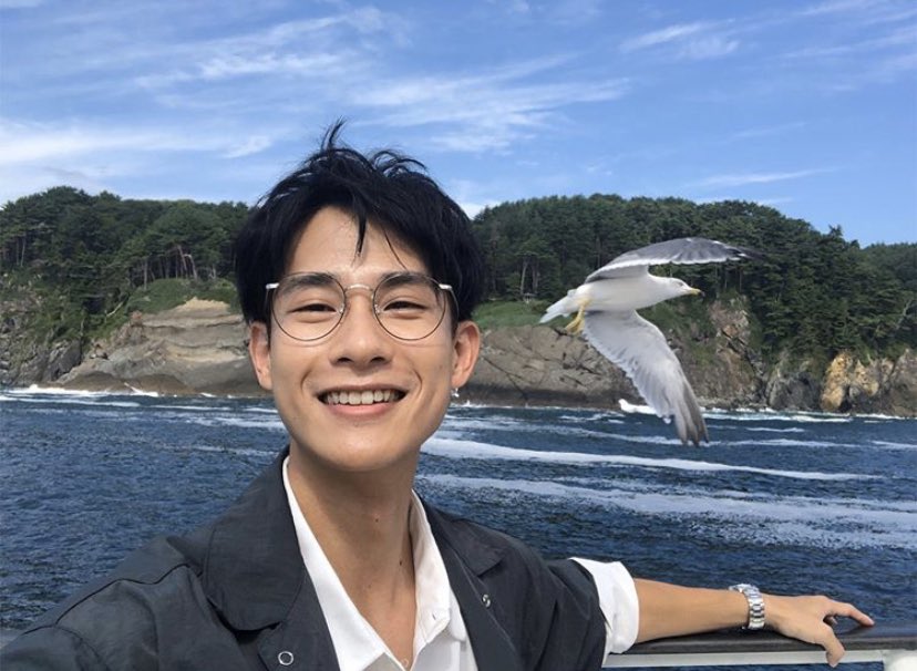 here’s a thread of zach lu looking insanely gorgeous while wearing glasses 