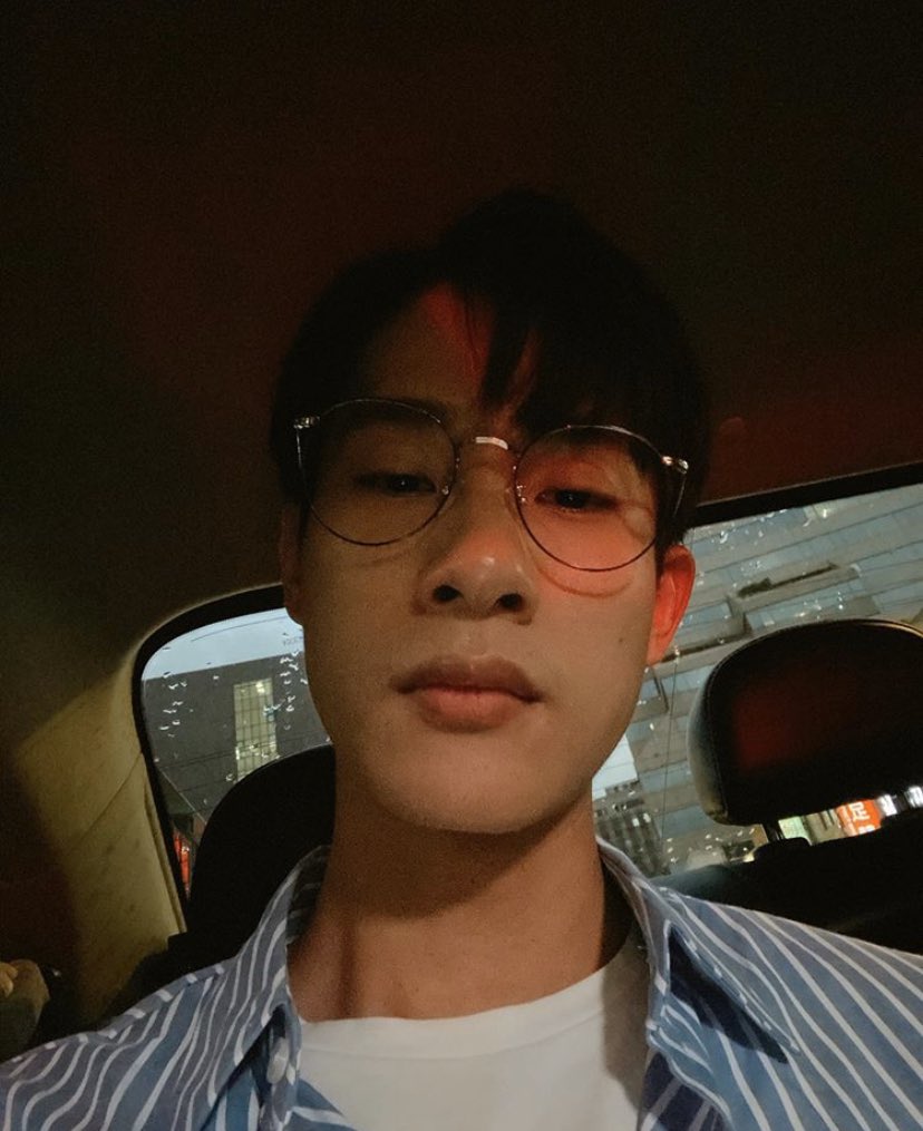 here’s a thread of zach lu looking insanely gorgeous while wearing glasses 