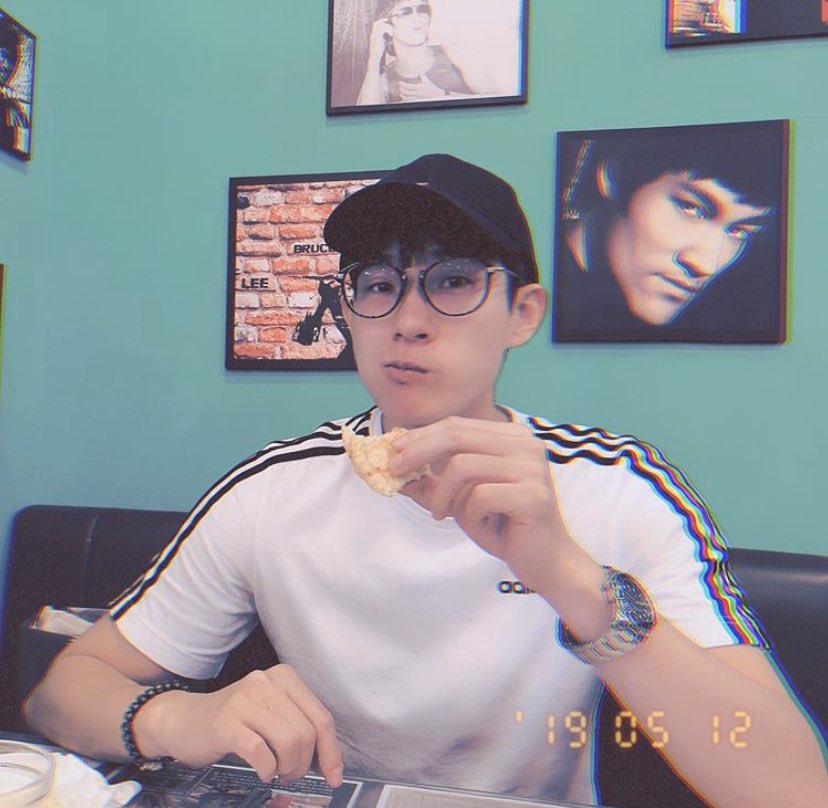here’s a thread of zach lu looking insanely gorgeous while wearing glasses 