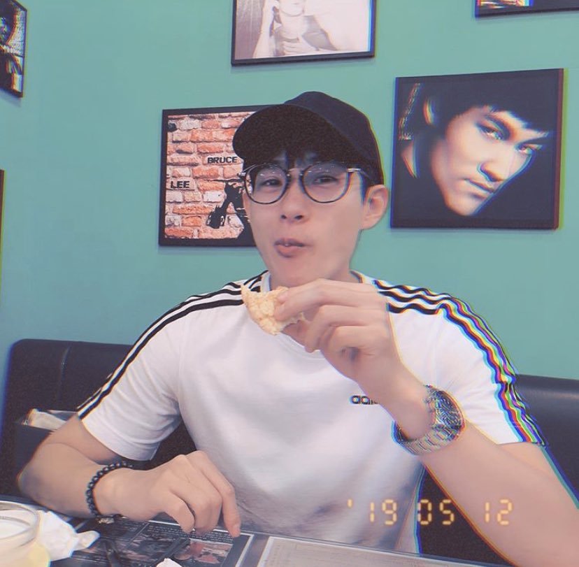 here’s a thread of zach lu looking insanely gorgeous while wearing glasses 