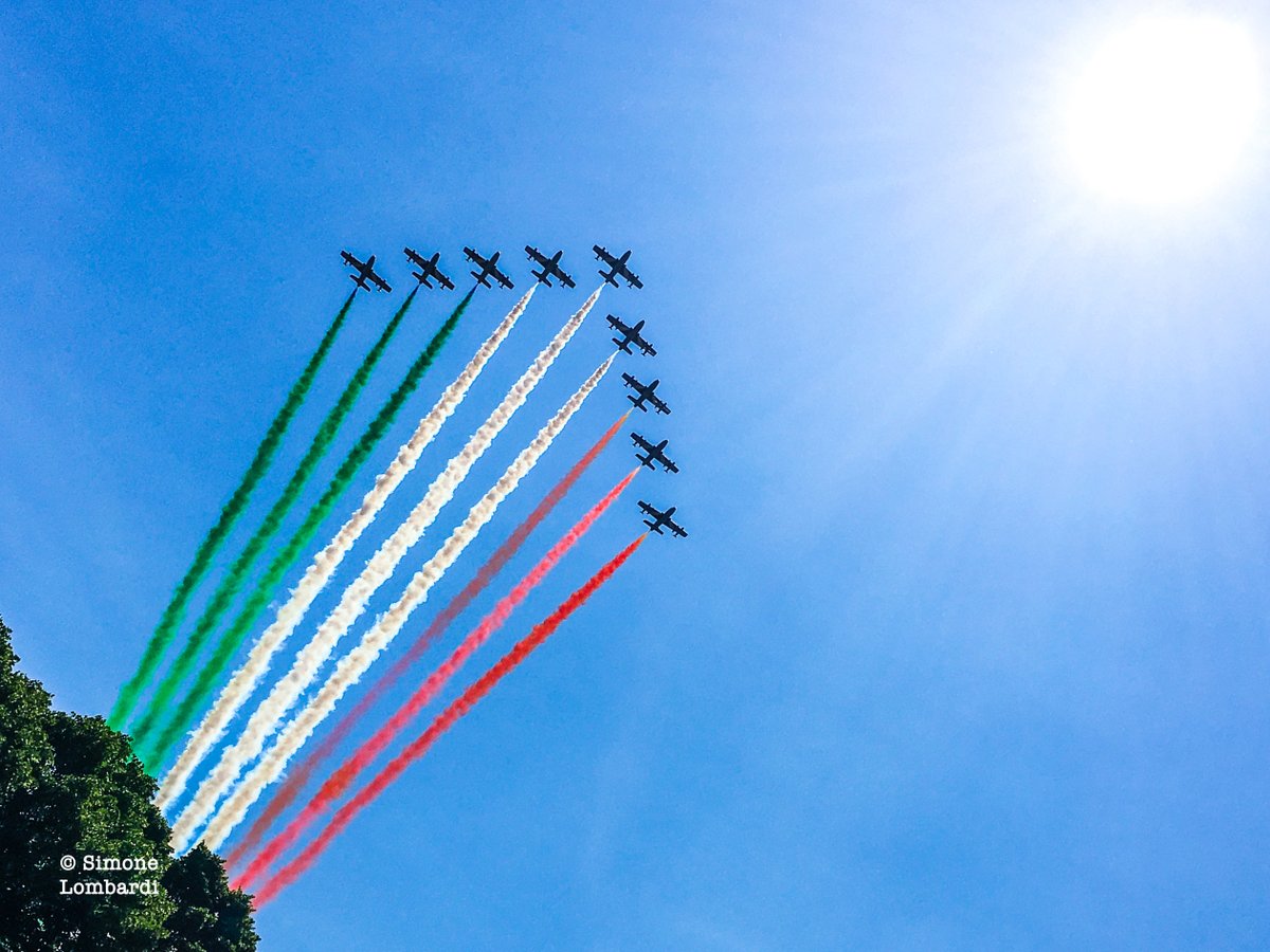 lombo1983's tweet photo. #freccetricolori questa mattina sopra #Codogno❤️ daopo 98 giorni dalla prima #zonarossa d'Italia, un pensiero a chi purtroppo non è più con noi!!! #fanculocovid19 #coronavirus #coronavirusitalia #covid19 #zonarossacodogno #italia #aeronauticamilitare #AbbraccioTricolore 🇮🇹 https://t.co/JY1UvTbPRn
