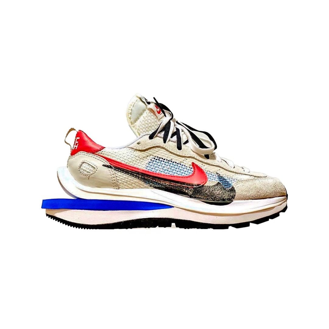 CaminoTV's tweet photo. SACAI x NIKE VAPORWAFFLE 👀

La paire hybride prend un aspect grave original, pour un coloris Sail avec des touches de bleu et de rouge 👟🎨 !

Dispo cet été aux environs de 180 € 💶 !

@Nike @soleheatonfeet
@solebyjc https://t.co/U3uv5sP0lY