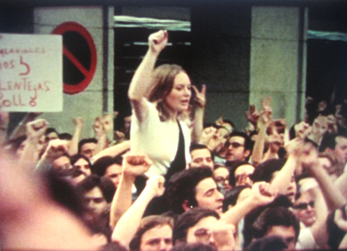 filmotecacat's tweet photo. Ja tenim aquí la sisena sessió del cicle en línia dedicat a @pereportabella 

INFORME GENERAL (1976)

Imprescindible radiografia de les diferents forces polítiques i socials de l'Espanya de la Transició.

➡️https://t.co/7TqWhMdNpD 

En línia fins a l'1/06/2020

#laFilmoaCasa https://t.co/hZFgHyFLeU