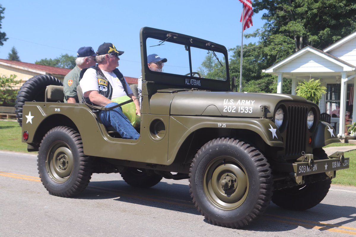 Happy Memorial Day to everyone!

#smalltownplussize #smalltowns #familytravel #veteransusa #memorialdayparade #armyjeep #jeeps #willys #willysjeep #vintagejeep #jeep #easttennessee #tennesseelife #visittennessee #tennessee #uppercumberland #smalltowncharm #smalltownamerica