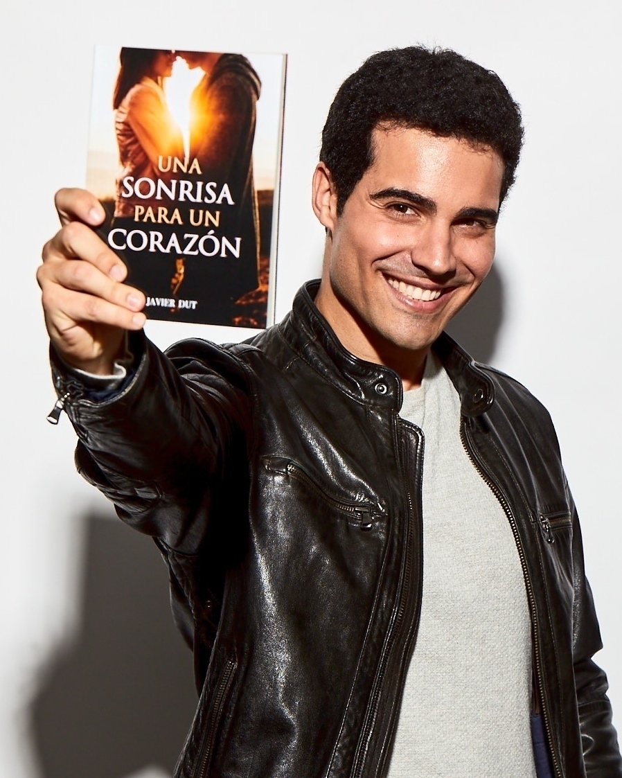 Javier_Dut's tweet photo. ¡Por fin ha llegado el día! 😃 UNA SONRISA PARA UN CORAZÓN ya está a la venta en AMAZON 📖 Ojalá que os guste mucho esta nueva historia y que disfrutéis leyendo y conociendo a sus personajes✨♥️ #unasonrisaparauncorazón #javierdut #edicionesjarosa #novela #amazon 📷 #cucocuervo https://t.co/24h0AuwU5B