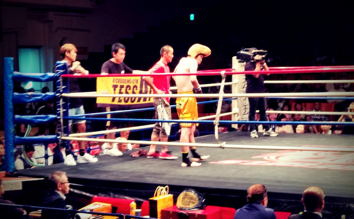 Madoka28851704's tweet photo. #カッコよく撮れた格闘技選手の写真を貼ろう
原島モルモット選手とセコンドチーム。
小磯会長は赤のテッサイTシャツで登場。
赤は同じ大会に出場する
#CAZJANJIRA 選手のカラーでした。
たくさんの思いが詰まった1枚。
#REBELS63
#原島モルモット佑治
#小磯哲史
#TESSAIGYM https://t.co/s4Y33Y9o3O