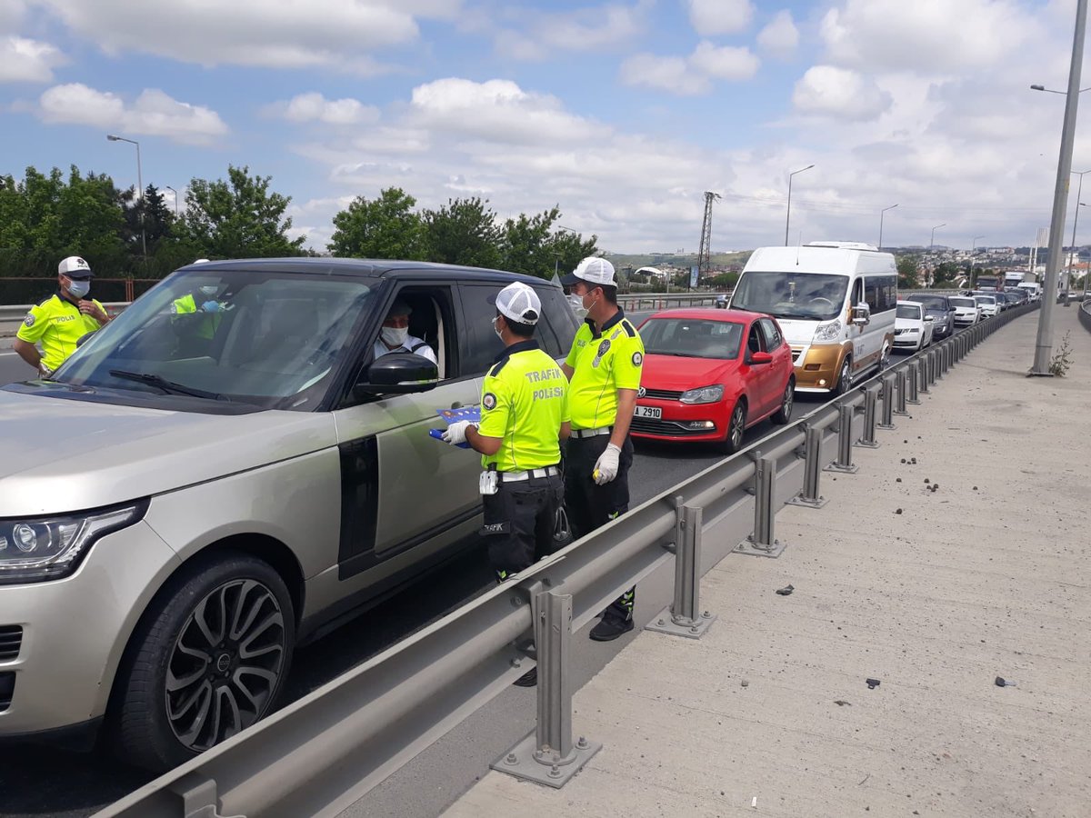 Seyahat eden vatandaşlarımıza denetimler esnasında şeker ikram ederek hayırlı yolculuklar dilerken, dikkatli ve kurallara uygun seyahat etmeleri konusunda da uyarılarda bulunduk. Herkese iyi bayramlar...🤗