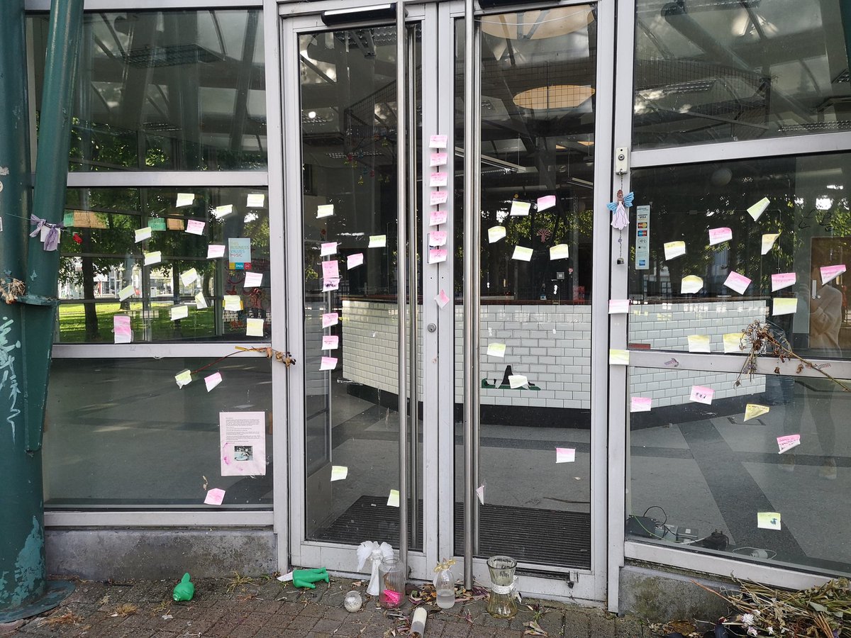 ELangfordMusic's tweet photo. I'll be heading in to Chez le Fab to tidy it up and clear away the dead flowers in the next few days β€οΈ just for the information of anyone who dropped a bouquet off as a tribute.
Les would have loved the community spirit of it all.
#ForeverFab https://t.co/fRP4Ggo5ZY