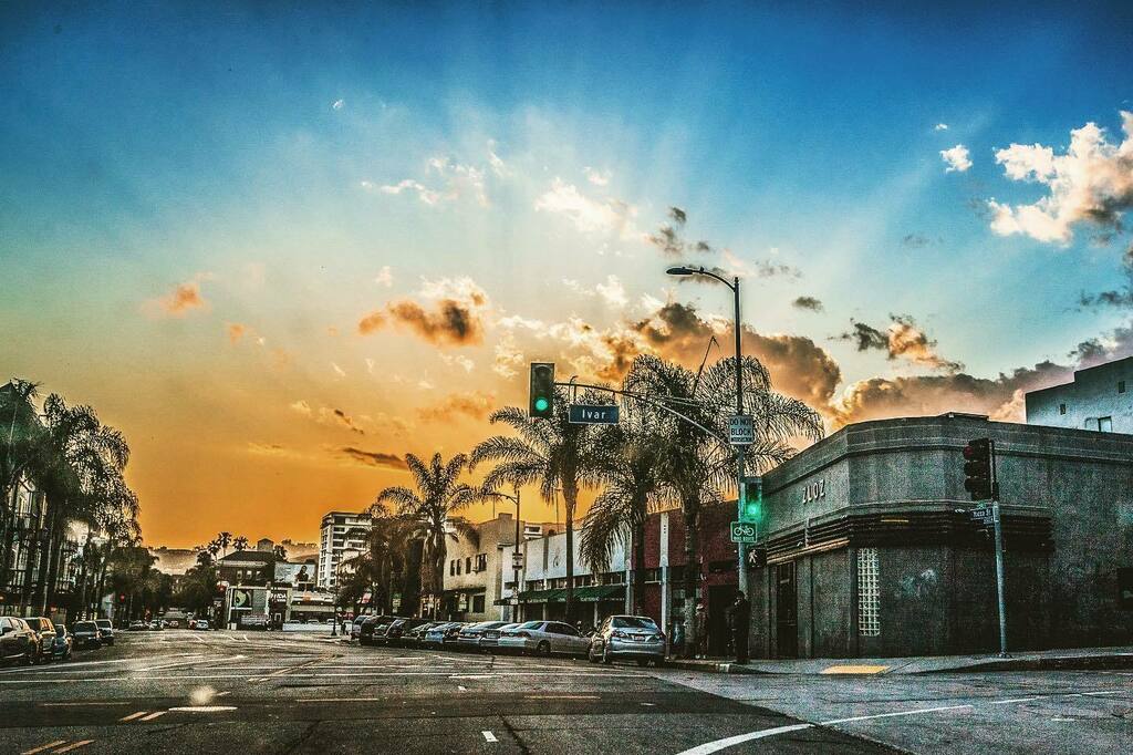 LPhotographia's tweet photo. ~ Street Sunset ~
•
•
•
•
#sunsetphotography #sunset #california #usa🇺🇸 #roadtrip #urbanstyle #urbanphotography #urbanstyle #freedomday #goldenstate #gurushots #scattosun #scattoit #sunset_super_pics #goodvibes #italiastyle_sunset #sunset_vision #sunset_ilike #sunrise_su… https://t.co/E8lDdFoxPv