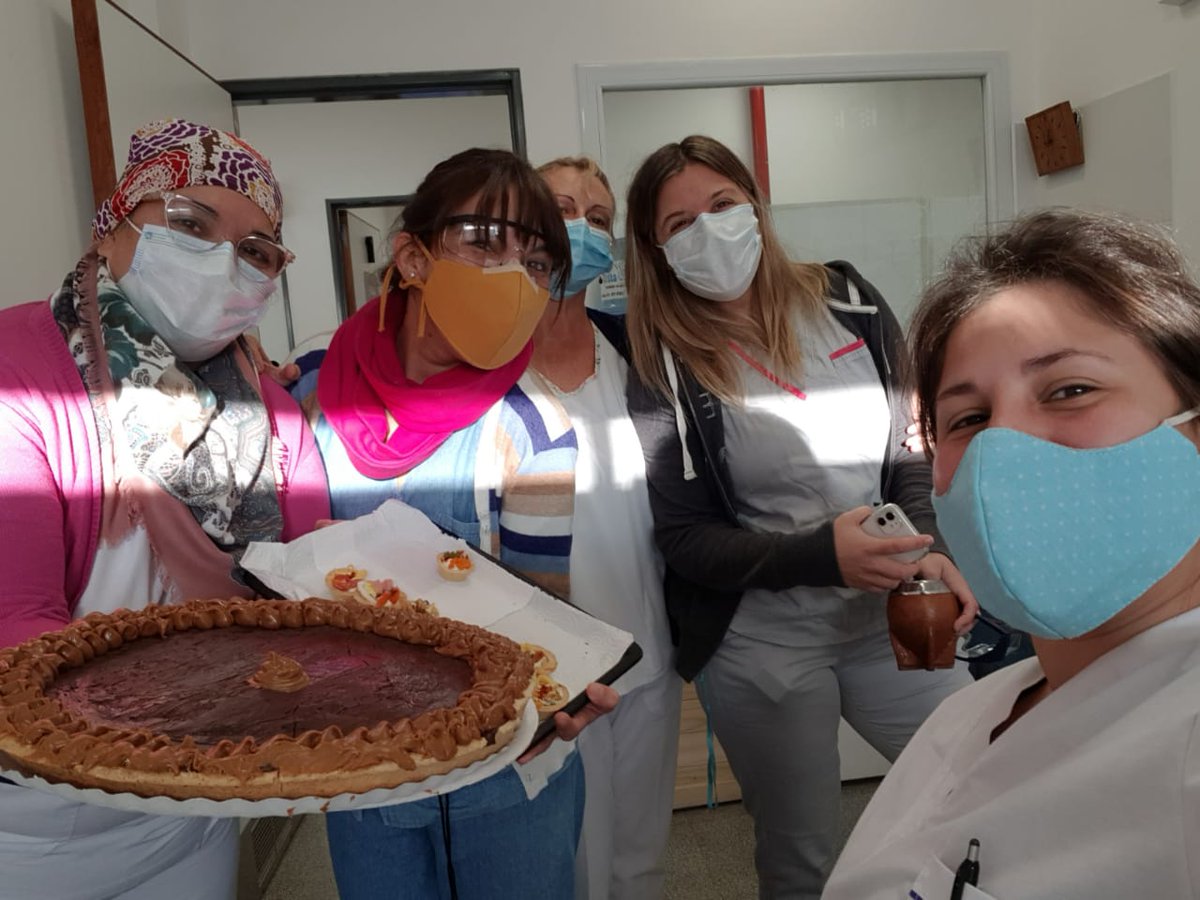 RED92cadadiamas's tweet photo. #Mensajes #Red92 #Oyentes🙂 #QuedateEnCasa🇦🇷
  
"Hola radio somos Angélica Tatiana Alejandra y Noelia enfermeras del servicio de Emergencias del Hosp Gutierrez de La Plata.Estamos festejando el cumple de Noelia!Lindo día para todos y que sea con conciencia y bienestar para todos" https://t.co/wMFUpTmvlh