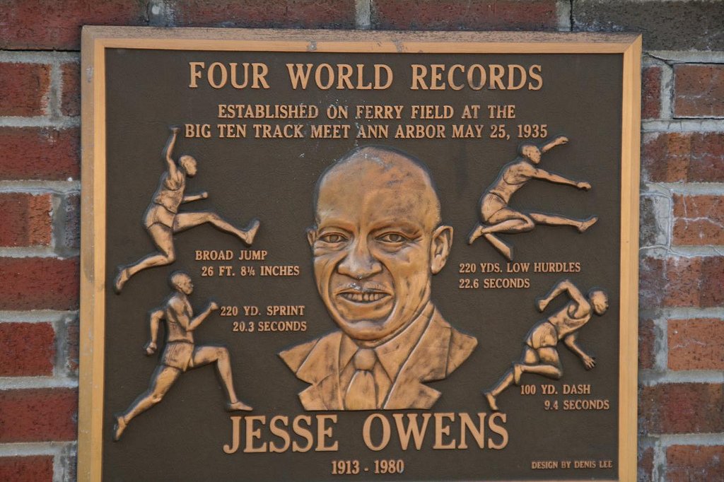 Un 25 de mayo de hace 85 años,
Jesse Owens batió 4 récords mundiales en el espacio de sólo 45 minutos.

Pasó a la historia del atletismo como El Día de los Días.