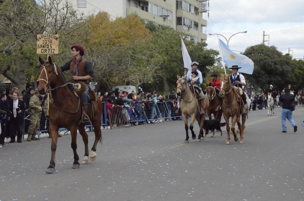 enriqueponcesl's tweet photo. Quiero saludar en este día Patrio a todos los vecinos y vecinas recordando nuestros anteriores festejos juntos. Todos ellos multitudinarios, con los desfiles tradicionales,exquisitos locros, y espectaculos folclóricos, de los que disfrutaban miles de familias. Viva la Patria 🇦🇷‼️ https://t.co/Op7DUEflr4