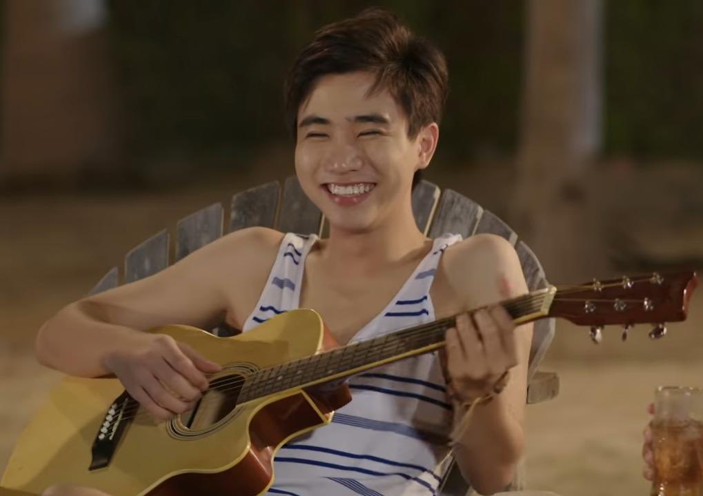 KingdomPPEInter's tweet photo. The story told that Ae is not handsome, not tall, not rich, and not white. 
Perth could portray this character very well even though in real life some might be the opposite with the character ☺️
But the kind-hearted ae is so Perth 💕

#LBCLIVEonLINETVDay1
#PerthTanapon https://t.co/fDbH5LnD5J