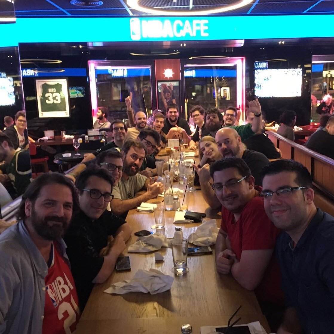 broncano32's tweet photo. Hoy cerró el NBA Café Barcelona un local que me gustaba mucho, donde pasamos buenas tardes con la gente de @NBAbcn , pude conocer a @PlanetaNBA,
@nba_en_catala @demas6Basket ,@JavierTerrisse muchos más. Incluso le hicimos un artículo en el blog familiar. Siempre nos trataron d 10 https://t.co/JFa637n1CY