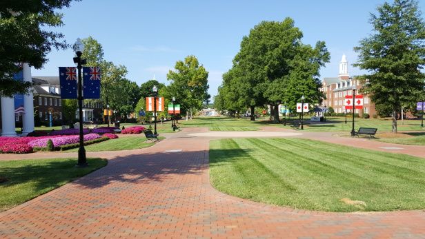 AnneVBrady's tweet photo. Look beyond rankings, selectivity and buzz to help your high school student find a “good” college. https://t.co/sgYjWjSXoy #collegeplanning #goodcollege #collegeadmissions #parentingtips #findingcolleges #exploringcolleges #collegerankings https://t.co/8nj3S2Sk67