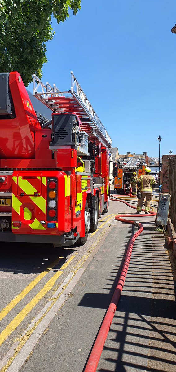 Rhiannon_FitzG's tweet photo. 4 fire engines from @DWFireRescue have responded to a fire in Old Town, Swindon. No one was in the ground floor flat when it happened and no one was injured. The watch manager said the fire probably started in the bedroom, but an investigation is needed to confirm. https://t.co/UcIRbghRCv