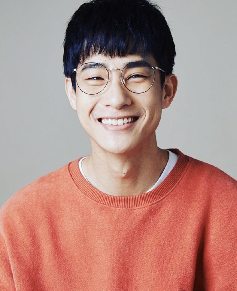 here’s a thread of zach lu looking insanely gorgeous while wearing glasses 