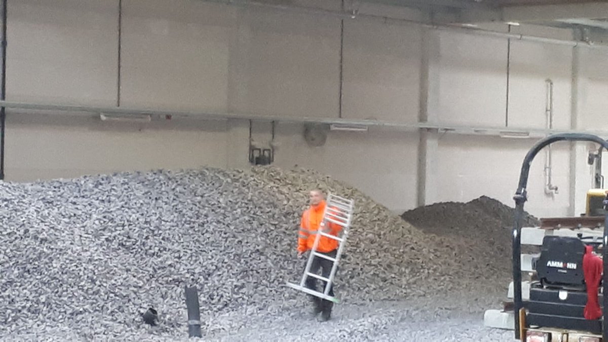 IBH_Vermessung's tweet photo. Absteckung für den Neubau von Gleisen und Weichen in Köln Weidenpesch in einer neuen Abstellhalle für die örtlichen Verkehrsbetriebe.
Zusätzlich zur Standardausrüstung wird eine Leiter benötigt, um die in 2,50 m Höhe befindlichen Festpunkte anzumessen. https://t.co/uJPYhejSv5