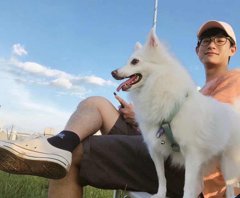 here’s a thread of zach lu looking insanely gorgeous while wearing glasses 