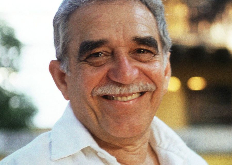 LetrasBreves's tweet photo. "Nunca dejes de sonreír, ni siquiera cuando estés triste, porque nunca sabes quién se puede enamorar de tu sonrisa".

El Gabo. https://t.co/2PMltb5M2N