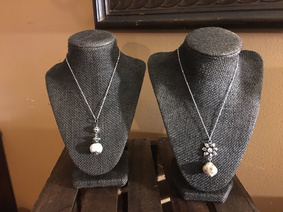 ElleMayoDesigns's tweet photo. Sometimes I like dainty things. :). One of a kind necklaces by Elle Mayo Designs. #monday https://t.co/6JthVJZBpV