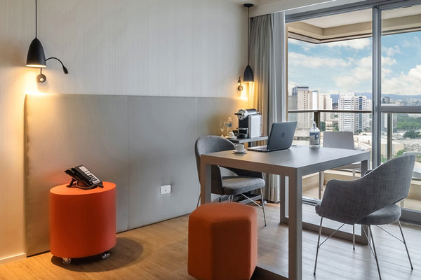 DFinanciero's tweet photo. EN PORTADA | Cadenas hoteleras se #reinventan por caída en ocupación con servicios de oficina y renta residencial https://t.co/HWLTDbm53l https://t.co/H7zZKNT7fs