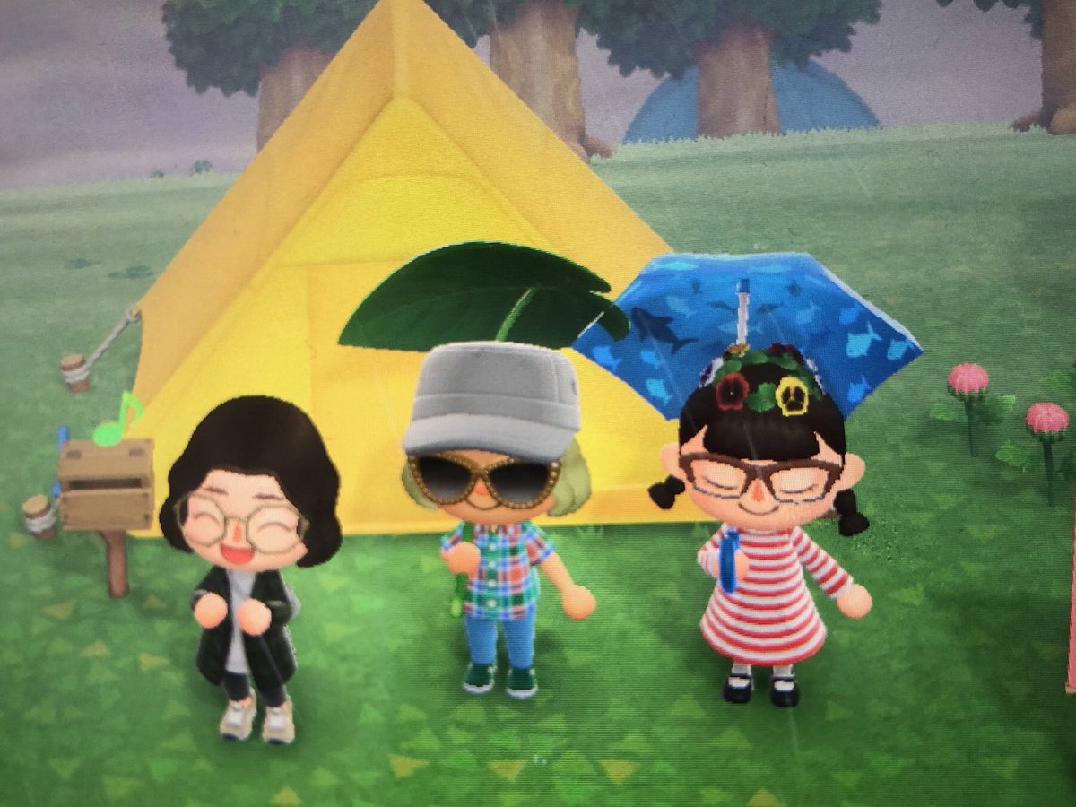 Anniesiobhan's tweet photo. We can’t all meet together in one place right now but I love that my daughters and I can be together in animal crossing! #AnimalCrossingNewHorizons #lockdown #NintendoSwitch https://t.co/aGuSZeg7mg
