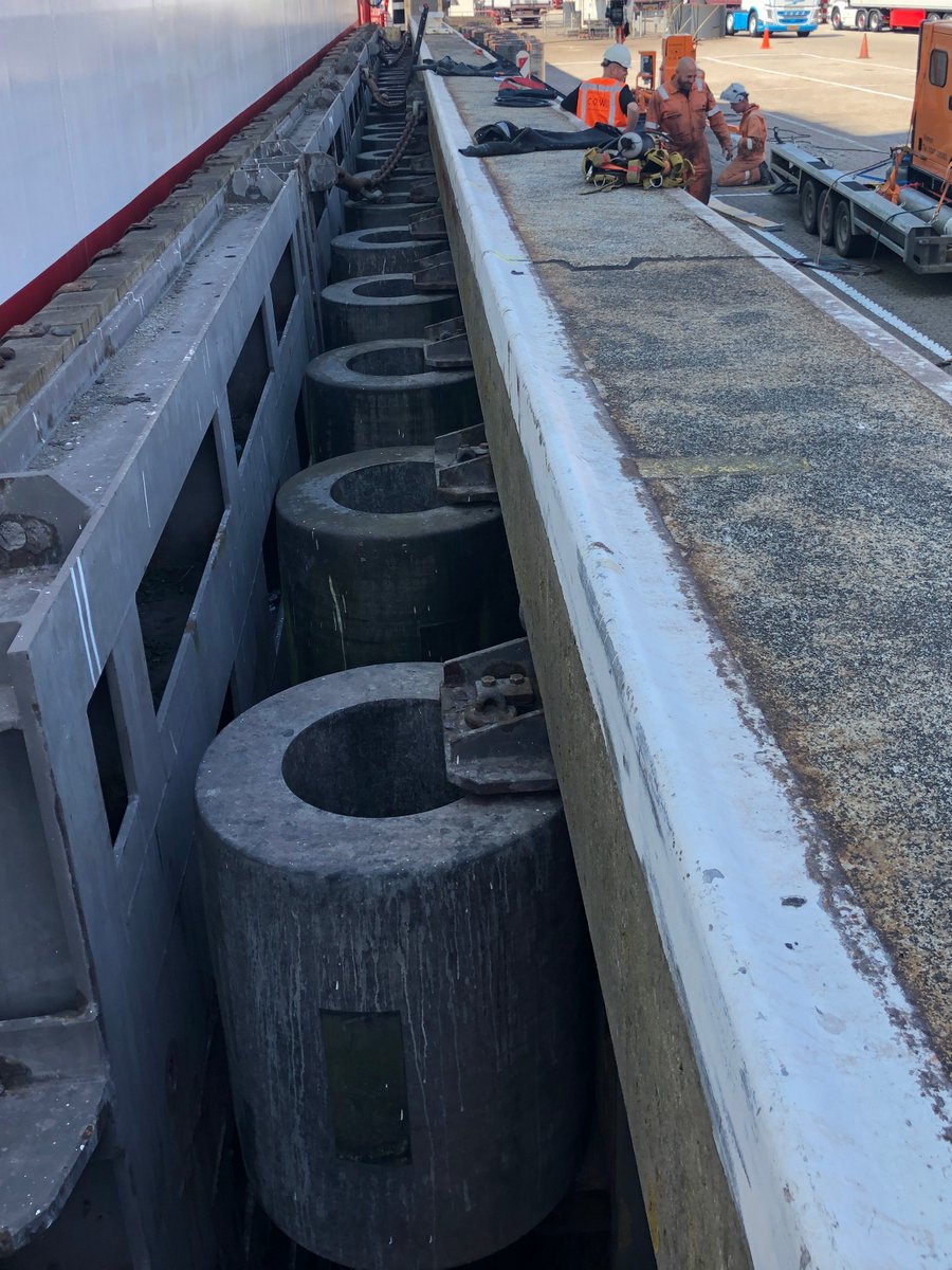 Bij Stena Line in Hoek van Holland wordt door onze mensen hard gewerkt. Zo is duikbedrijf C.O.W. BV onder leiding van Van Hattum en Blankevoort gestart met het vervangen van de rubber fenders. #vanhattumenblankevoort #ookditisvolkerwessels #doorbouwers