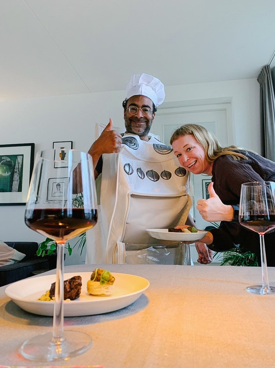 RestElkaar's tweet photo. We would like to thank everybody who participated and shared their Elkaar experience at home #thuismetelkaar. We enjoyed and loved ALL your creative pictures, we do however have a “hot in the oven” winner! Congratulations to @jopquirindongo and @ilskii for this very hot dish... https://t.co/QpSbl0QakW