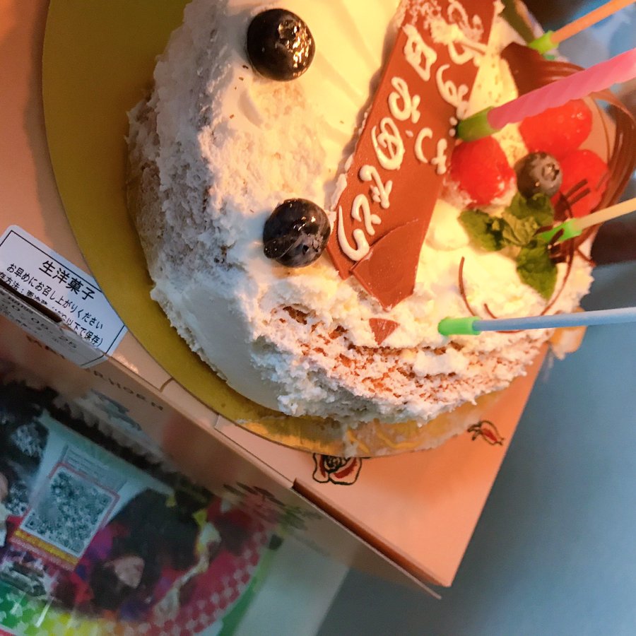 Yoko 娘の31歳の誕生日 ケーキ 満員電車 で網棚から下ろす時に傾けちゃったら プレート折れてぐちゃぐちゃになっちゃったの ごめん でも 喜んでくれてよかった ケーキ 食べてからの筋トレ さすがダイエット中の誕生日 T Co Xr9uqhcllu