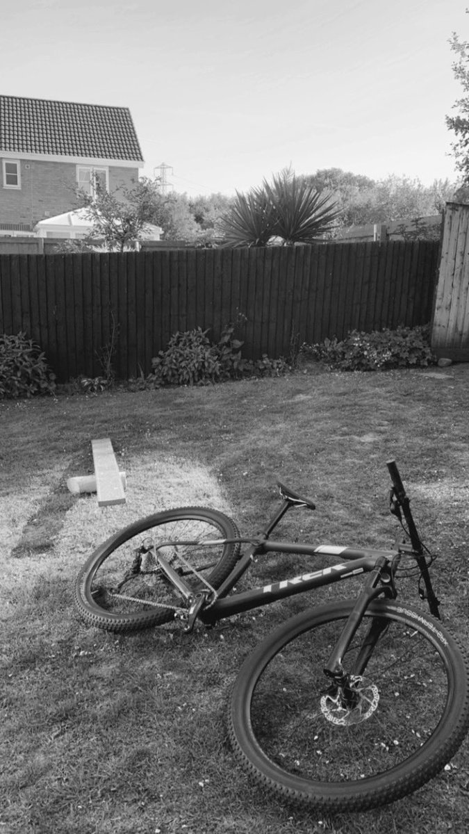 New bike days are the best 😍... only when your sister doesn’t crash and break her leg 🤕🥺 get well soon sis <a href="/EBackstedt6/">Elynor Backstedt-Calvert</a> ❤️•
•
•
• lets just hope we get some races so I can try out this beauty for real 🥰😩