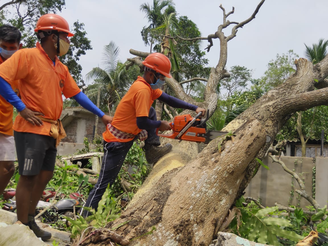 subratchhatoi's tweet photo. #OdishaDisasterManagement is among the best trained &amp; equipped disaster response forces in India.

Our ODRAF team &amp; personnel of #Odisha fire services are braving #COVID19 to restore normalcy in #WestBengal which has been recently ravaged by #CycloneAmphan.

Hats off to the team. https://t.co/lSoAAYmhop