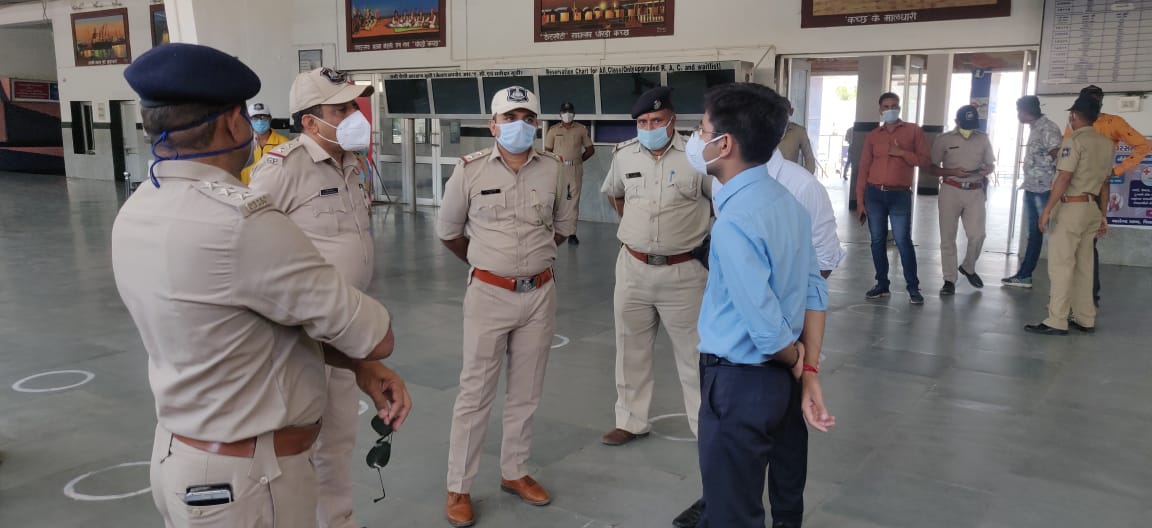 BhujPrant's tweet photo. Another train carrying around 1400 people to Varanasi departed from Bhuj. Under leadership of @CollectorKutch,we have sent 22 trains carrying around 33000 migrant labourers. Compliments to the entire team of Administration &amp; Police for making it seamless.
@SPWestKutch @pkumarias https://t.co/YLAsoE9kbL