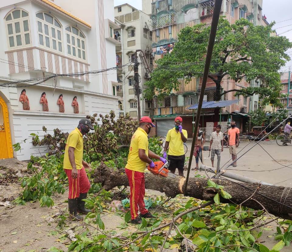 subratchhatoi's tweet photo. #OdishaDisasterManagement is among the best trained &amp; equipped disaster response forces in India.

Our ODRAF team &amp; personnel of #Odisha fire services are braving #COVID19 to restore normalcy in #WestBengal which has been recently ravaged by #CycloneAmphan.

Hats off to the team. https://t.co/lSoAAYmhop