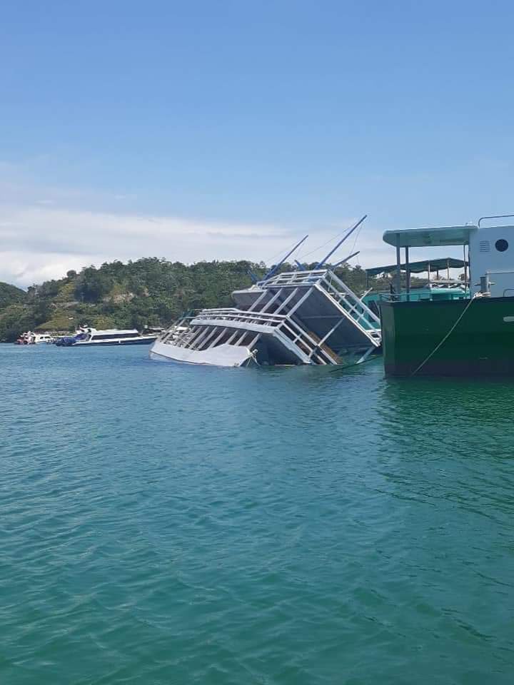 Kisah kapal-kapal wisata di Labuan Bajo semasa corona. Satu persatu tenggelam, menanti corona selesai.