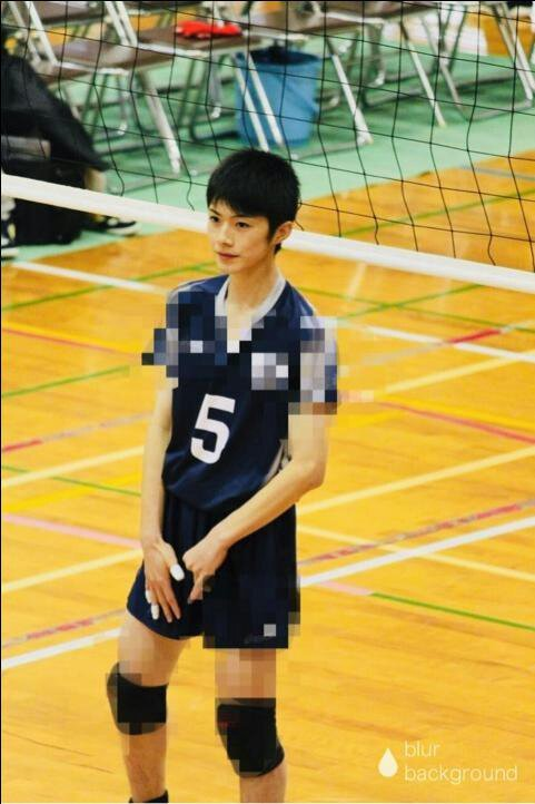 (2) SATO NOBUNAGA as Shirabu Kenjirou- He's been a setter for over ten years. His team in high school actually went up against Arita Kenji’s team, though Nobunaga wasn’t able to step in the court when AriKen played against them.(Shirabu watching Ushijima at the sidelines...)