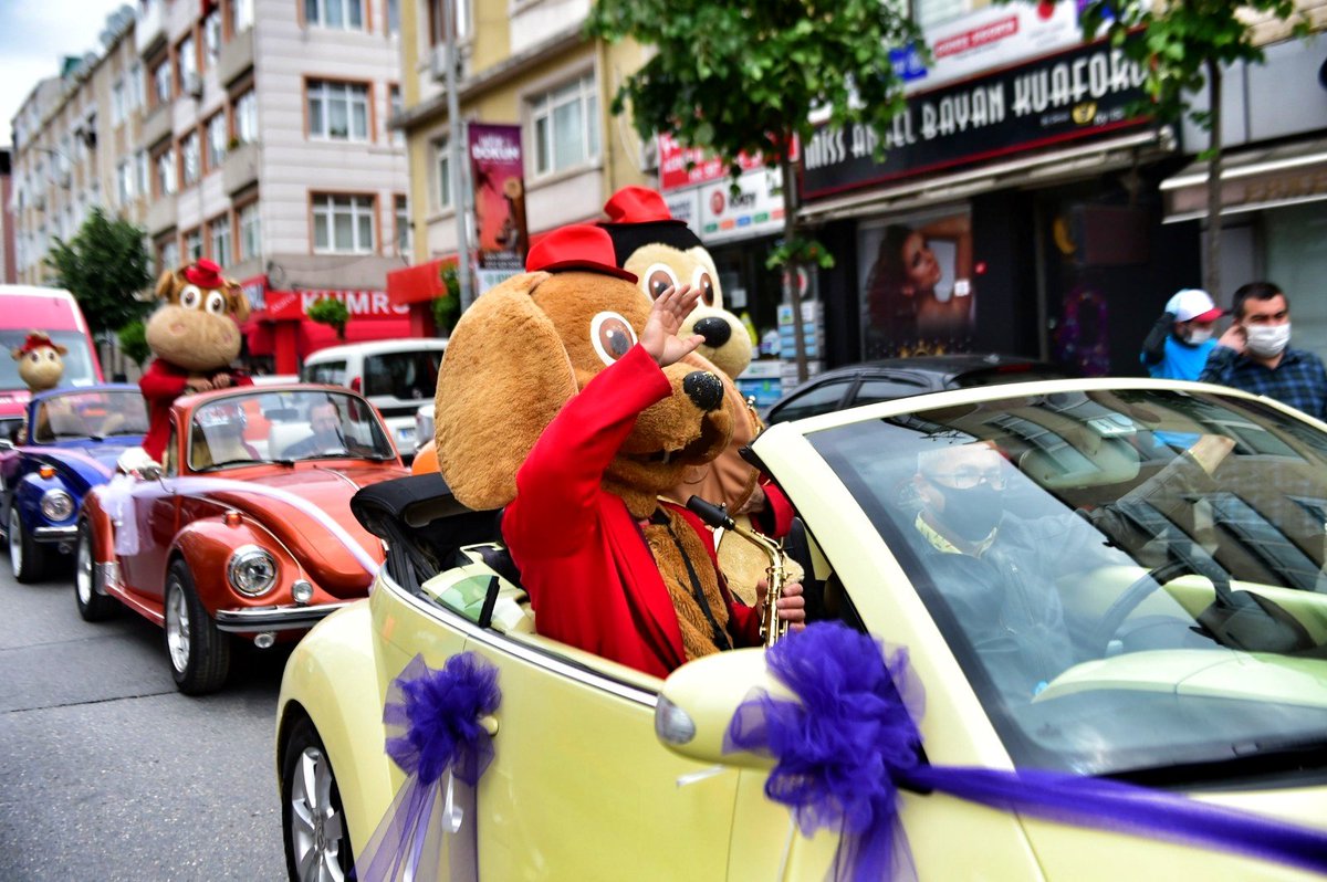 MErgun_Turan's tweet photo. İlçemizin balkonları, sokakları bugün de keyif doluydu. 

Fatih'imizin neşesi çocuklarımız, bayramı tadında yaşadı.

Bu kez onlar değil, ekiplerimiz kapı kapı dolaşıp şeker dağıttı. 

 #FatihiYaşaFatihteYaşa https://t.co/16cb3uCaGW