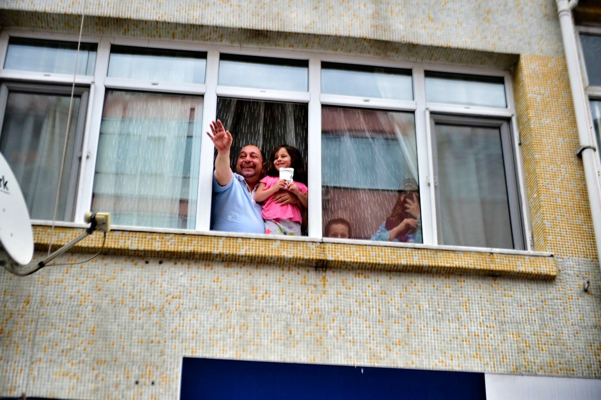 MErgun_Turan's tweet photo. İlçemizin balkonları, sokakları bugün de keyif doluydu. 

Fatih'imizin neşesi çocuklarımız, bayramı tadında yaşadı.

Bu kez onlar değil, ekiplerimiz kapı kapı dolaşıp şeker dağıttı. 

 #FatihiYaşaFatihteYaşa https://t.co/16cb3uCaGW